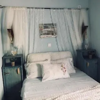 Loura Mani's 1 Apartment Flomochori