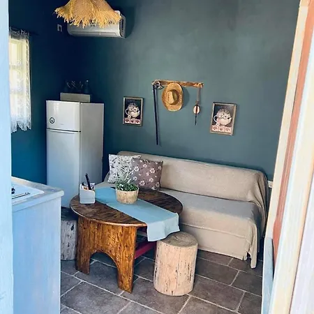 Loura Mani's 1 Apartment *