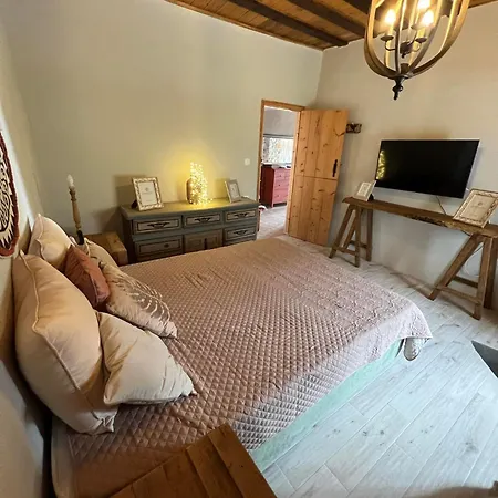Loura Mani's 1 Apartment *